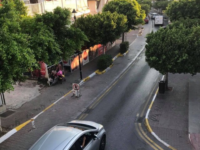 Girne Çarşıda Ziya Rızkı Caddesi Üzerinde 330m2 Zemin - Üst Kat ve Teraslı ,  İşyeri - Ofis - Butik hotel/ Pansiyon - Cafe /Bar kullanımına uygun , Tabela Değeri Yüksek Ele Gecmez Fırsatı Değerlendirmek isteyenlere Ana Cadde Üzerinde Ticari Satılık Bina