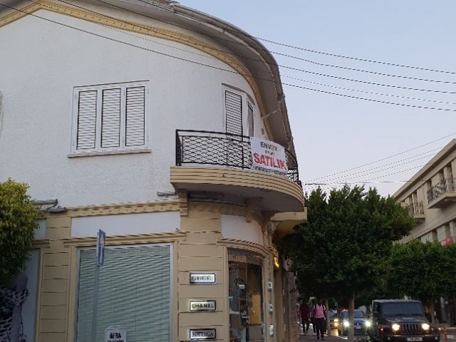 330m2 Erdgeschoss - Obergeschoss und Terrasse auf der Zia Rezki Straße in Kyrenia Bazaar, Arbeitsplatz-Büro-Boutique hotel /Hostel - Cafe / Bar geeignet für den Einsatz , Beschilde