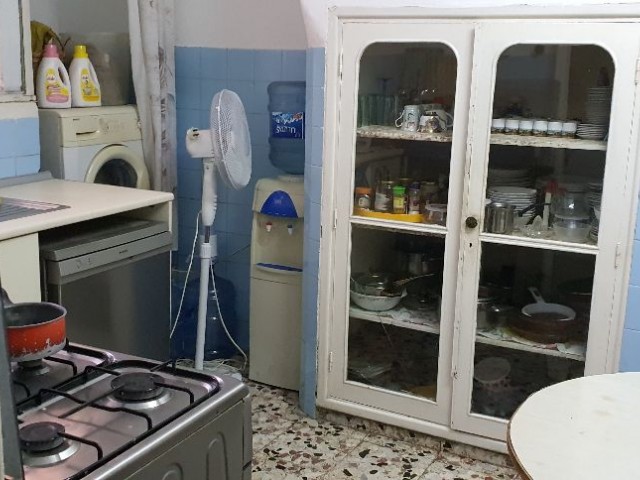 330m2 Erdgeschoss - Obergeschoss und Terrasse auf der Zia Rezki Straße in Kyrenia Bazaar, Arbeitsplatz-Büro-Boutique hotel /Hostel - Cafe / Bar geeignet für den Einsatz , Beschilderung Wert ist nicht für diejenigen, die die Gelegenheit nutzen wollen gewerbliche Gebäude zum Verkauf an der Hauptstraße