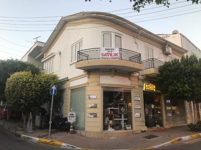 Girne Çarşıda Ziya Rızkı Caddesi Üzerinde 330m2 Zemin - Üst Kat ve Teraslı ,  İşyeri - Ofis - Butik hotel/ Pansiyon - Cafe /Bar kullanımına uygun , Tabela Değeri Yüksek Ele Gecmez Fırsatı Değerlendirmek isteyenlere Ana Cadde Üzerinde Ticari Satılık Bina