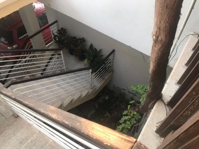 330m2 Erdgeschoss - Obergeschoss und Terrasse auf der Zia Rezki Straße in Kyrenia Bazaar, Arbeitsplatz-Büro-Boutique hotel /Hostel - Cafe / Bar geeignet für den Einsatz , Beschilderung Wert ist nicht für diejenigen, die die Gelegenheit nutzen wollen gewerbliche Gebäude zum Verkauf an der Hauptstraße