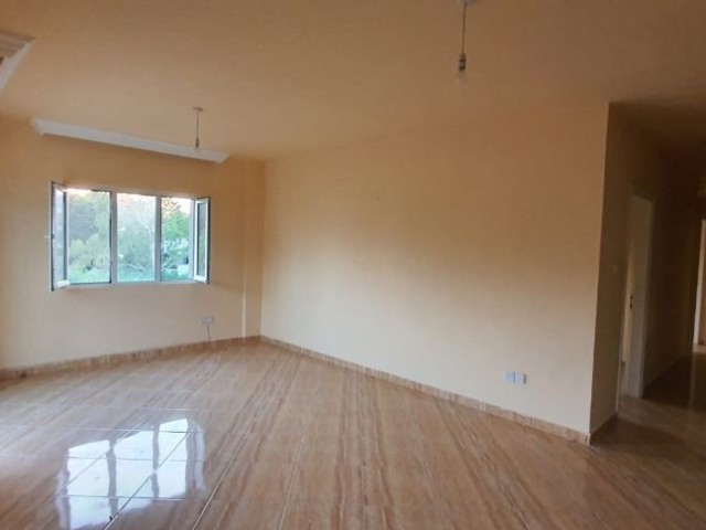 Girne Merkezde -Ortak Havuzlu  (Palmiye 2 Sitesinde) Full Tadilatlı / Bakımlı 3+1 (120m2) Eşyasız Daire