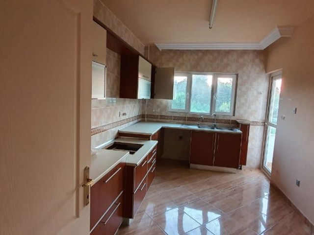 Girne Merkezde -Ortak Havuzlu  (Palmiye 2 Sitesinde) Full Tadilatlı / Bakımlı 3+1 (120m2) Eşyasız Daire