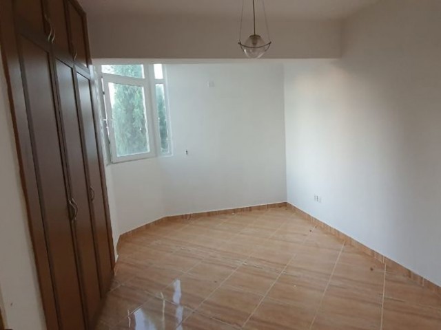 Girne Merkezde -Ortak Havuzlu  (Palmiye 2 Sitesinde) Full Tadilatlı / Bakımlı 3+1 (120m2) Eşyasız Daire