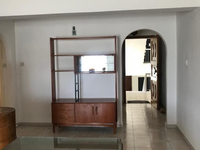 Köşklüçiftlik Dereboyu'nda  Durak Ve Markete Çok Yakın Full Eşyalı Asansörlü 3+1 (140m2)  Kiralık Daire 