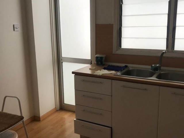 Köşklüçiftlik Dereboyu'nda  Durak Ve Markete Çok Yakın Full Eşyalı Asansörlü 3+1 (140m2)  Kiralık Daire 