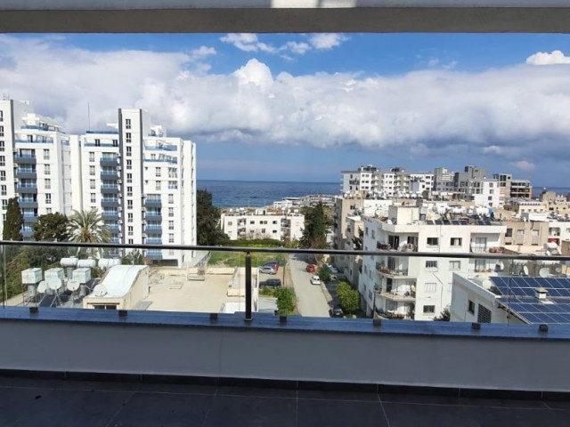 Girne Merkez'de Eşsiz Manzaralı 3+1 En Suite  Lux  Penthouse (Takasa Açık)