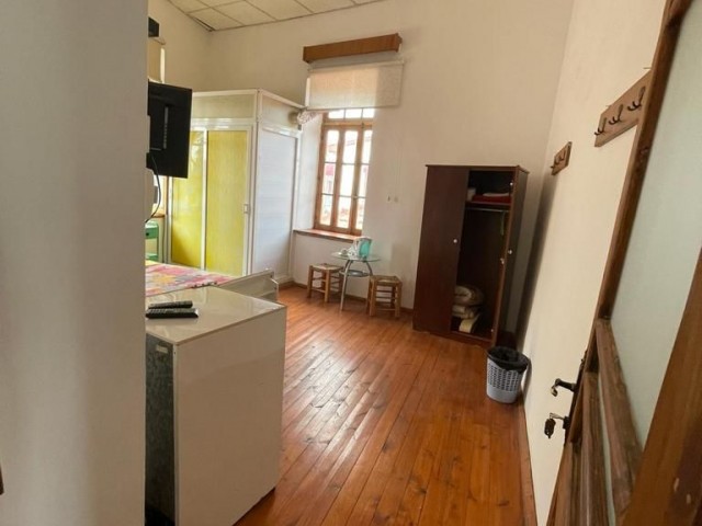 5 - Zimmer-Business-Wohnung zum Verkauf mit Innenhof in Nikosia-Stadtmauern (geeignet für die Verwendung von Hostel/ Boutique /Hotel /Restaurant/ Bar ! ) ** 