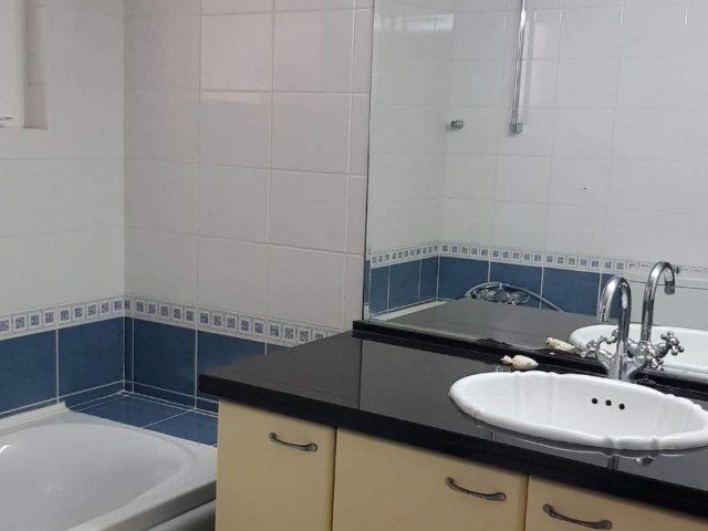 Girne Merkezde Denize Sıfır +Eşyalı + Ortak Havuzlu- 3+1 Daire