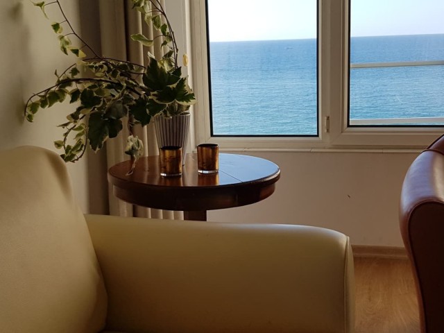 Girne Merkezde Denize Sıfır +Eşyalı + Ortak Havuzlu- 3+1 Daire