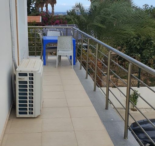 Girne- Zeytinlik'te Şehir Merkezi ve  GAU ye Çok Yakın Mesafede Deniz Manzaralı Kiralık 2+1 Daire