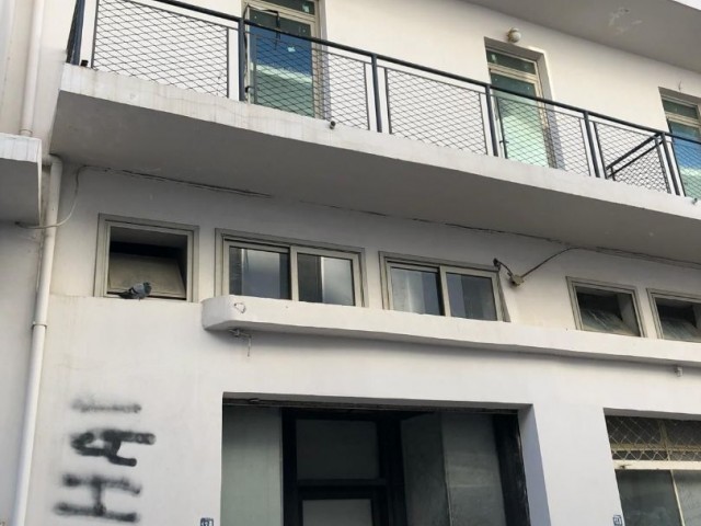 Komplette Gebäude ( 9 Geschäfte und Wohnungen) zum Verkauf im Zentrum in prächtiger Lage in Nikosia Sarayönü geeignet für den Einsatz als Boutique Hotel/ Universität / Holding/ Arbeitsplatz/ Wohnheim/ Bank ** 