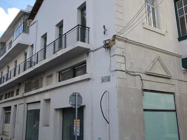 Komplette Gebäude ( 9 Geschäfte und Wohnungen) zum Verkauf im Zentrum in prächtiger Lage in Nikosia Sarayönü geeignet für den Einsatz als Boutique Hotel/ Universität / Holding/ Arbeitsplatz/ Wohnheim/ Bank ** 