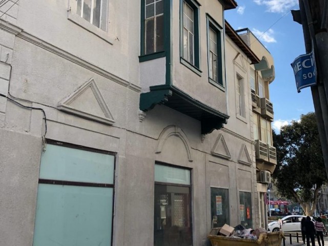 Komplette Gebäude ( 9 Geschäfte und Wohnungen) zum Verkauf im Zentrum in prächtiger Lage in Nikosia Sarayönü geeignet für den Einsatz als Boutique Hotel/ Universität / Holding/ Arbeitsplatz/ Wohnheim/ Bank ** 