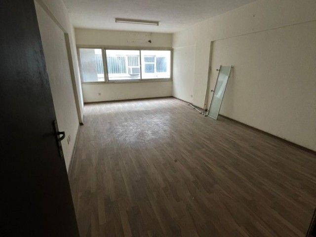 Büro zum Verkauf in Gehweite zu den Gerichten in Nikosia Stadtmauern ** 