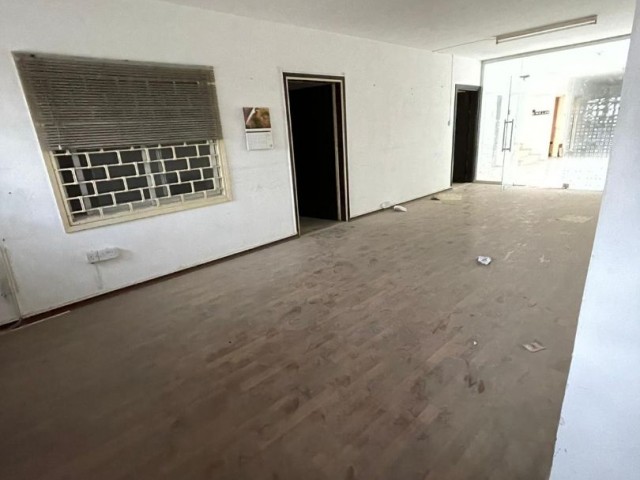 Büro zum Verkauf in Gehweite zu den Gerichten in Nikosia Stadtmauern ** 