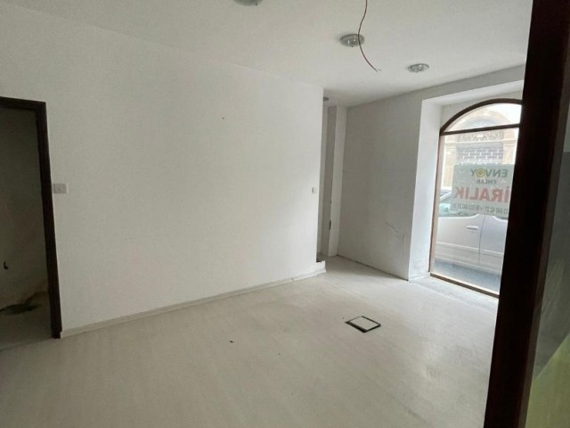 Lefkoşa Surlariçi'nde Kiralık 350 m2 - 2 Katlı Köşe Dükkan