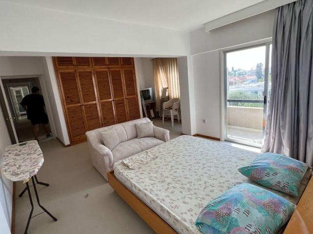 Spacious Fully Furnished 2 + 1 Apartment in Köşklüçiftlik -Ledra Palace - Walking Distance to Dereboyu and the Walls ** 