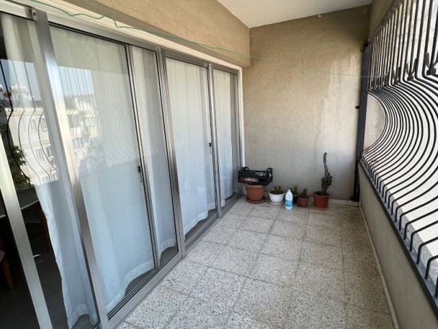 Spacious Fully Furnished 2 + 1 Apartment in Köşklüçiftlik -Ledra Palace - Walking Distance to Dereboyu and the Walls ** 