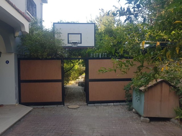 Bellapais'ta Kiralık 3+1 Havuzlu Lüx Villa