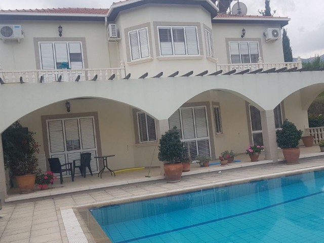 Çatalköy'de 4+1 Havuzlu Villa Deniz ve Dağ manzaralı