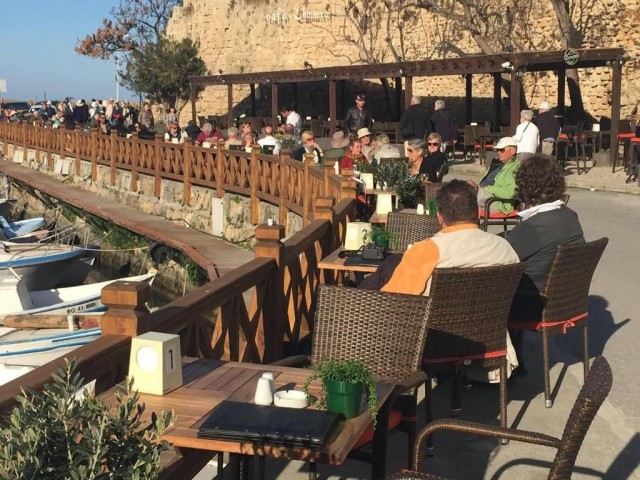 Arbeitsplatz am Meer im Hafen von Kyrenia