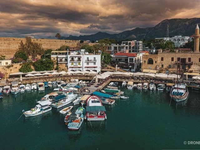 Arbeitsplatz am Meer im Hafen von Kyrenia