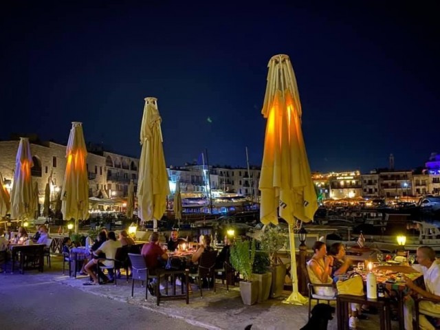 Arbeitsplatz am Meer im Hafen von Kyrenia