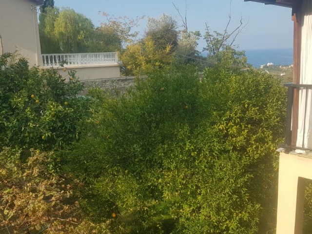 Schnäppchen 2-stöckiges Haus mit Meerblick im Dorf in Lapta