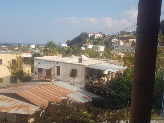 Schnäppchen 2-stöckiges Haus mit Meerblick im Dorf in Lapta