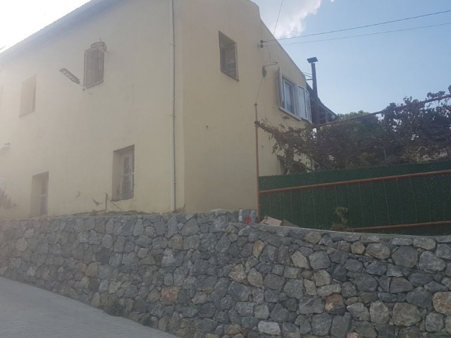 Schnäppchen 2-stöckiges Haus mit Meerblick im Dorf in Lapta