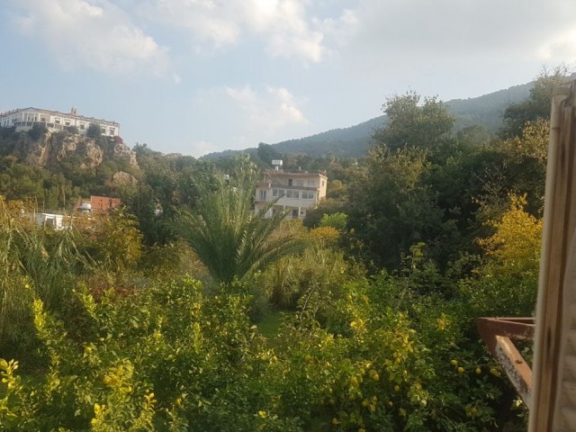 Schnäppchen 2-stöckiges Haus mit Meerblick im Dorf in Lapta