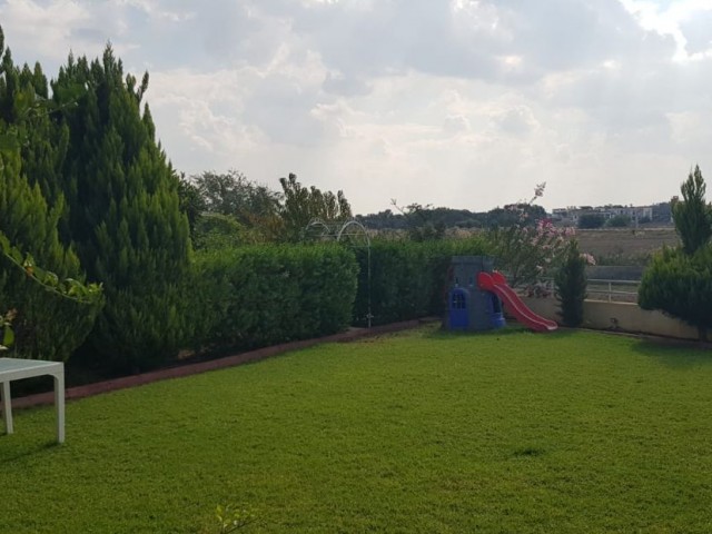 Eine ganz besondere Villa, die mit ihrem weitläufigen Garten in Yenikent, Nikosias anständigstem Viertel, einen Unterschied macht