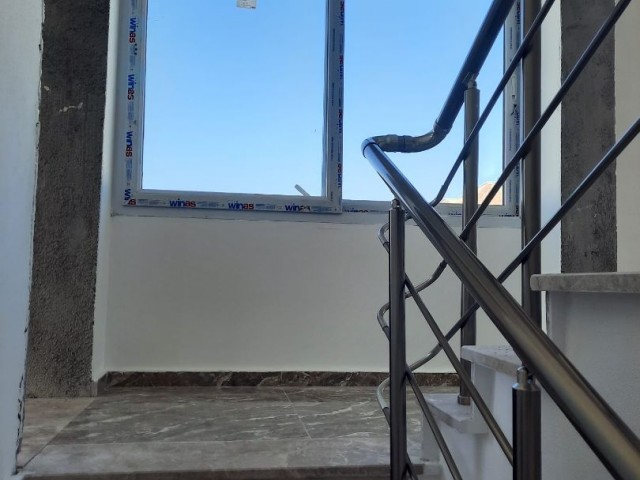 Роскошная квартира на первом этаже в комфорте виллы, готовая к заселению в Алсанджаке