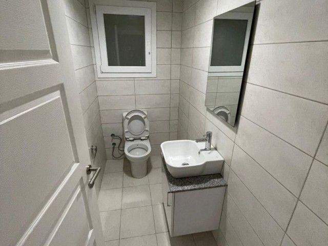 Vollständig möblierte 1+1 (2 wc) Wohnung zur Miete in Kyrenia Zentrum in einem Gated Complex 