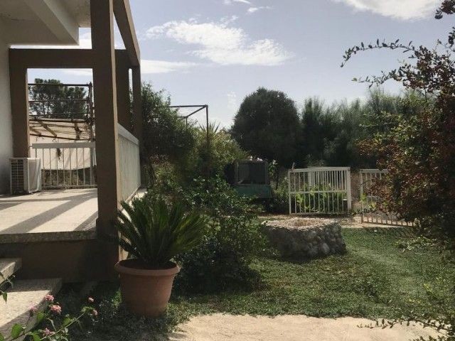 3+2 Einstöckiges Einfamilienhaus in Nikosia Haspolat Freistehendes einstöckiges Haus auf 1440 m2 Land! Es gibt mehr Zonierung auf dem Land verwendet werden