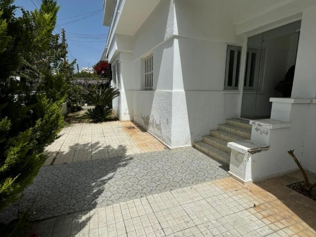 آپارتمان مناسب طبقه همکف برای دفتر / محل کار با مجوز تجاری در Köşklüçiftlik