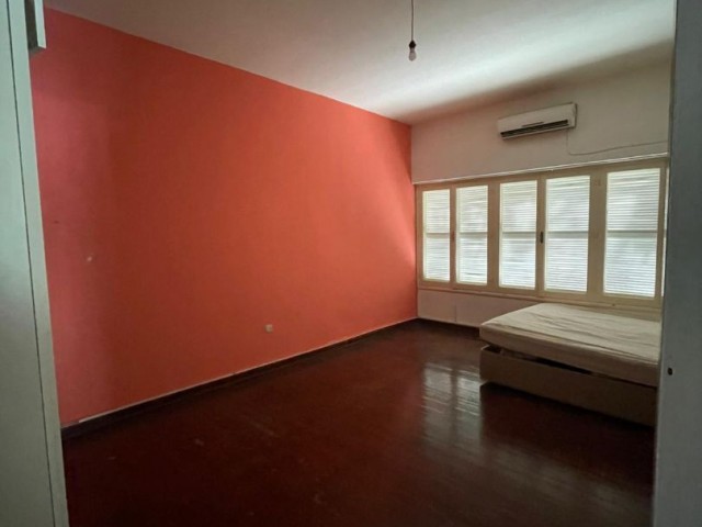 آپارتمان مناسب طبقه همکف برای دفتر / محل کار با مجوز تجاری در Köşklüçiftlik