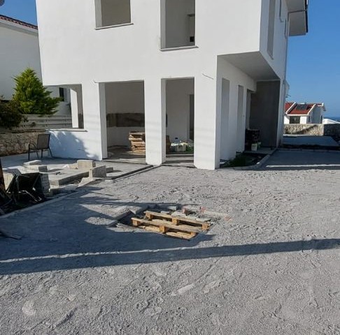 Luxuriöse (3+1) 185 m2 große freistehende Villa mit privatem Pool in herrlicher Lage in Alsancak / Yesiltepe mit ungehindertem Meer- und Bergblick 