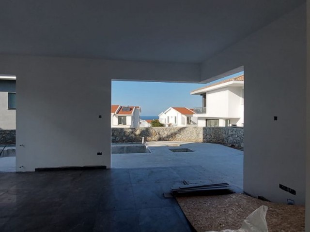 Luxuriöse (3+1) 185 m2 große freistehende Villa mit privatem Pool in herrlicher Lage in Alsancak / Yesiltepe mit ungehindertem Meer- und Bergblick 