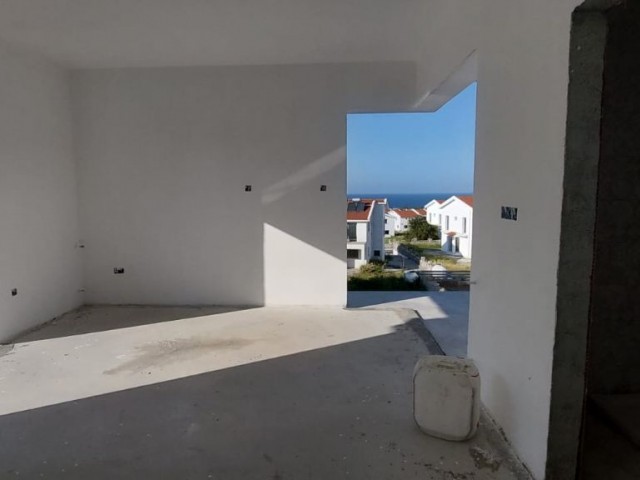 Luxuriöse (3+1) 185 m2 große freistehende Villa mit privatem Pool in herrlicher Lage in Alsancak / Yesiltepe mit ungehindertem Meer- und Bergblick 