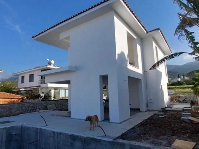 Luxuriöse (3+1) 185 m2 große freistehende Villa mit privatem Pool in herrlicher Lage in Alsancak / Yesiltepe mit ungehindertem Meer- und Bergblick 