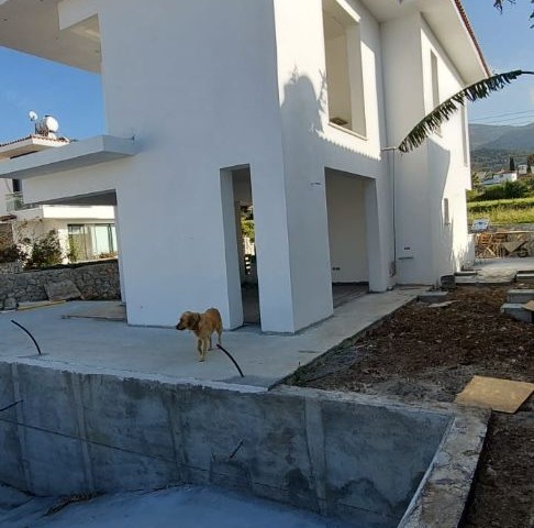 Luxuriöse (3+1) 185 m2 große freistehende Villa mit privatem Pool in herrlicher Lage in Alsancak / Yesiltepe mit ungehindertem Meer- und Bergblick 