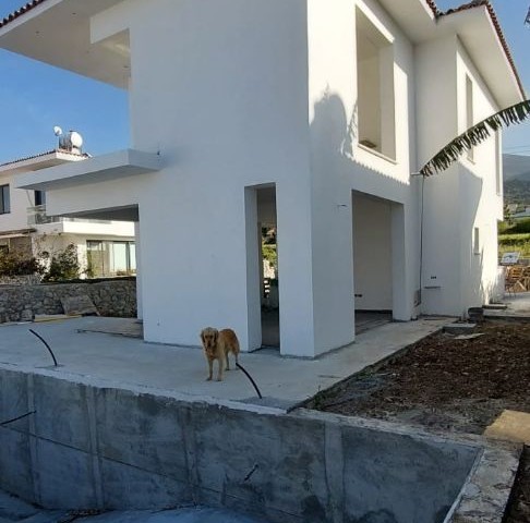 Luxuriöse (3+1) 185 m2 große freistehende Villa mit privatem Pool in herrlicher Lage in Alsancak / Yesiltepe mit ungehindertem Meer- und Bergblick 