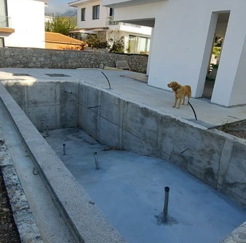 Luxuriöse (3+1) 185 m2 große freistehende Villa mit privatem Pool in herrlicher Lage in Alsancak / Yesiltepe mit ungehindertem Meer- und Bergblick 