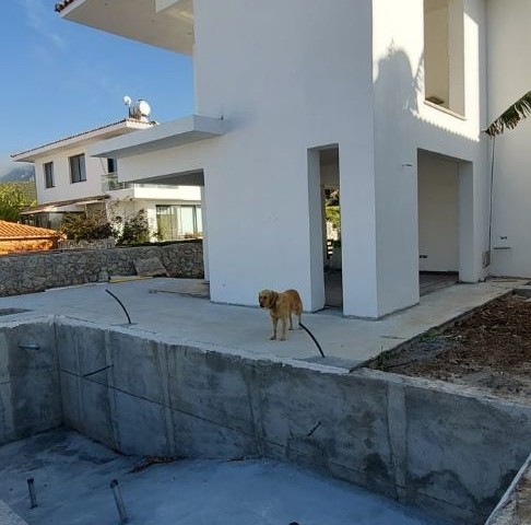 Luxuriöse (3+1) 185 m2 große freistehende Villa mit privatem Pool in herrlicher Lage in Alsancak / Yesiltepe mit ungehindertem Meer- und Bergblick 