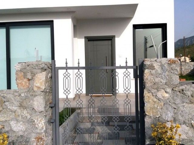 Wunderschöne Lage in Alsancak mit privatem Pool - (4+1) Luxus-Villa / Unverbaubarer Berg- / Meerblick 