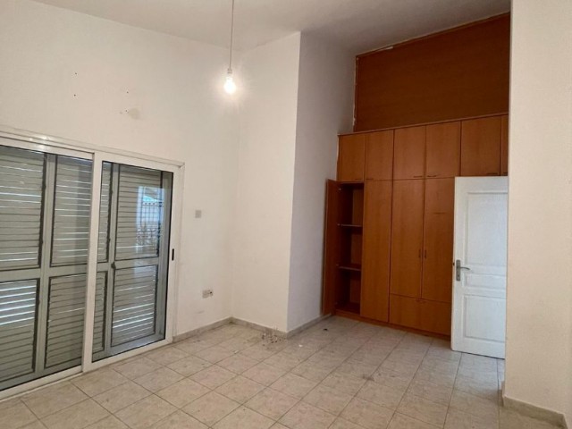 Göçmenköy'de Kiralık 3+1 Şömineli Bahçeli Villa