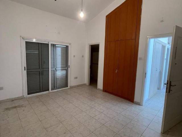 Göçmenköy'de Kiralık 3+1 Şömineli Bahçeli Villa