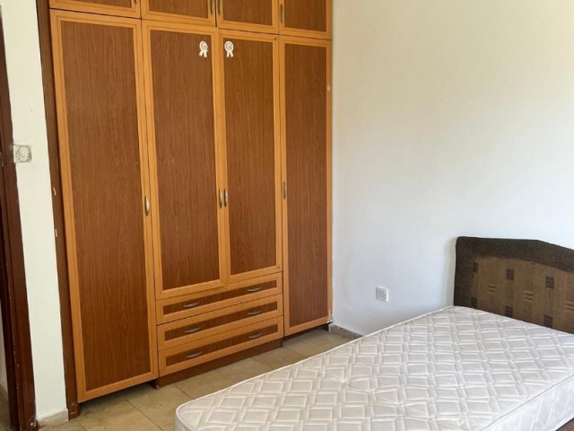 3+1 geräumige Wohnung zum Verkauf im Zentrum von Kyrenia (140m2)